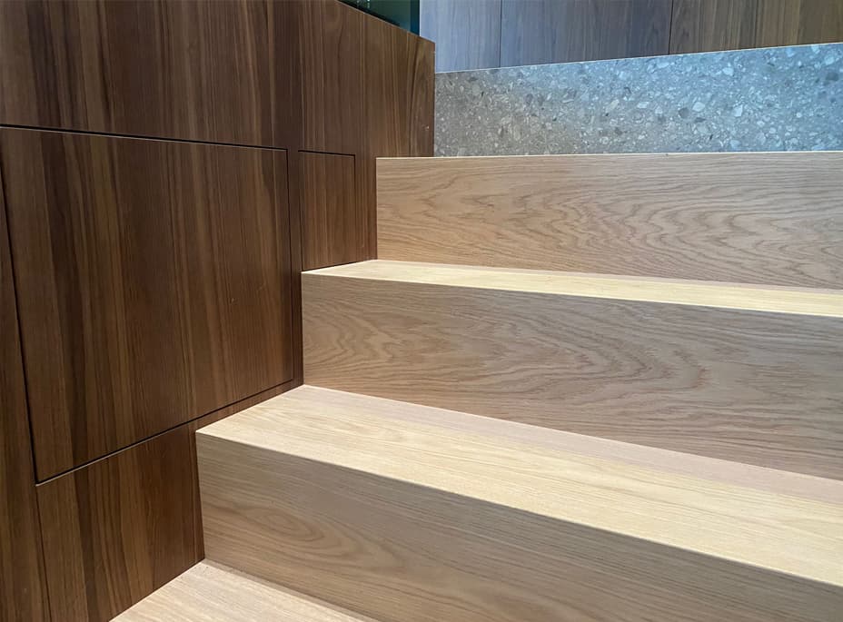Escaleras y pasamanos de madera en O Porriño