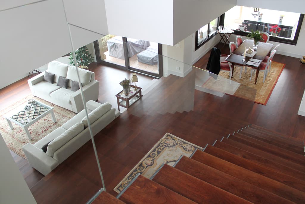 Escaleras y pasamanos de madera en O Porriño