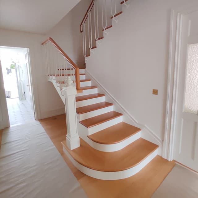 Escaleras y pasamanos de madera en O Porriño